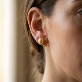 Boucle d'Oreilles Bouton AYA | Or Jaune & Perles de Culture Dorées