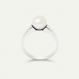 Bague en argent 925 à monture lisse sertie d'une perle de culture blanche ronde.