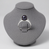 Bague argent 925 sertie d'une perle de culture noire de Tahiti, présentée sur un présentoir.