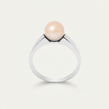 Bague en argent 925 ornée d'une perle de culture rose 7/8mm sur fond neutre.