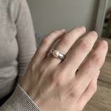 Bague en argent 925 ornée d'une perle de culture rose, portée à l'index.