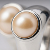 Gros plan sur la perle de culture rose sertie en argent 925 d'une bague OPALINE.