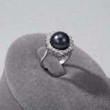 Bague en argent 925 ornée d'une perle noire de Tahiti entourée d'un halo de zircons.