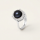 Bague en argent 925 ornée d'une perle noire de Tahiti entourée de zircons blancs.
