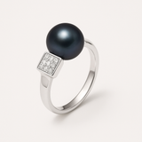 Bague jonc en argent 925 avec perle de culture noire de Tahiti et pavé de zircons.