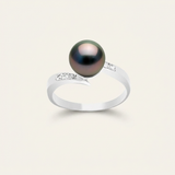 Bague en or blanc 9 carats ornée d'une perle de Tahiti noire et diamants.
