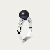 Bague or blanc 9 carats sertie de diamants et perle de Tahiti noire, vue de trois quarts.
