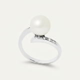 Bague or blanc 9 carats avec perle de culture blanche et diamants sur tige fine.