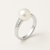 Bague or blanc 9 carats avec perle de culture blanche et diamants sur fond neutre.