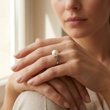 Bague en or blanc 9 carats ornée d'une perle de culture blanche, portée à l'index.