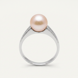 Bague en or blanc 9 carats sertie d'une perle de culture rose 8/9mm, fond neutre.