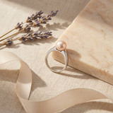 Bague or blanc 9 carats sertie d'une perle de culture rose 8/9mm, posée sur pierre.