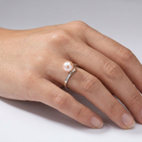 Bague or blanc 9 carats et perle de culture rose portée à l'index.