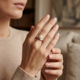 Bague or blanc 9 carats et perle de culture rose portée à l'index, design enveloppant.