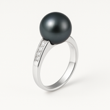 Bague or blanc 9 carats avec perle de Tahiti noire et diamants en serti rail.