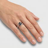 Bague or blanc 9 carats et perle de culture noire de Tahiti portée à l'index.
