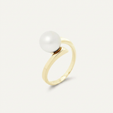 Bague en or jaune 9 carats sertie d'une perle de culture blanche ronde, vue de trois quarts.