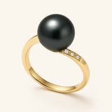 Bague or jaune 9 carats ornée d'une perle de culture noire de Tahiti et diamants.