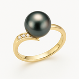 Bague en or jaune 9 carats avec perle noire de Tahiti et diamants sur monture ouverte.