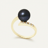 Bague or jaune 9 carats avec perle de culture noire de Tahiti et diamants.