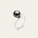 Bague solitaire en or blanc 9 carats sertie d'une perle de Tahiti noire aux reflets irisés.