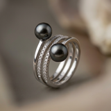 Bague toi & moi en argent 925 avec deux perles de culture noires de Tahiti et pavé de zircons.