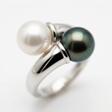 Bague toi et moi en or blanc 9 carats avec perle blanche et perle noire de Tahiti.