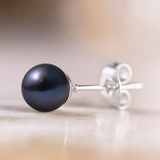 Boucle d'oreille clou argent 925 avec perle de culture noire de Tahiti, vue de profil.