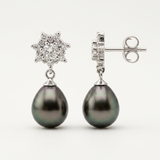 Boucles d'oreilles argent 925 fleur en zircons avec perle noire pendante, vues de face et de profil.