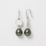 Boucles d'oreilles argent 925 trèfle avec perles noires en goutte sur fond blanc.