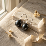Boucles d'oreilles argent 925 à crochets avec perles de culture noires de Tahiti.