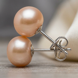 Boucles d'oreilles bouton en or blanc 9 carats avec perles de culture roses, vues de profil.