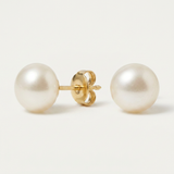 Boucles d'oreilles bouton or jaune 9 carats avec perles de culture blanches et poussettes.