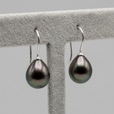 Boucles d'oreilles or blanc 9 carats avec perles de Tahiti grises en forme de goutte.
