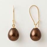 Boucles d'oreilles pendantes or jaune 9 carats avec perles de culture poire chocolat.