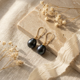 Boucles d'oreilles or jaune 9 carats avec perles de culture poire noires de Tahiti.