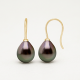 Boucles d'oreilles dormeuses en or jaune 9 carats avec perles de Tahiti noires nacrées.