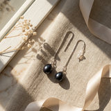 Boucles d'oreilles pendantes or blanc 9 carats et perles de culture noires de Tahiti.