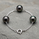 Bracelet argent 925 avec 3 perles de Tahiti 8/9mm sur chaîne maille forçat et fermoir anneau.
