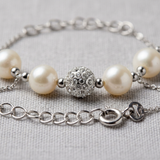Bracelet argent 925 avec perles de culture blanches et bille pavée de cristaux.