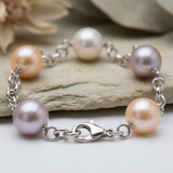 Bracelet argent 925 avec perles de culture multicolores rose, mauve et blanche reliées par une chaîne.