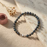 Bracelet en argent 925 et perles noires 5/6 mm noué sur fil noir avec fermoir mousqueton.