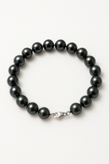 Bracelet en argent 925 orné de perles noires 8/9 mm avec fermoir mousqueton argenté.