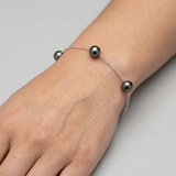 Bracelet en argent 925 avec 3 perles de Tahiti 8/9mm porté au poignet.