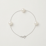 Bracelet argent 925 trois perles de culture blanches 7-8 mm sur chaîne fine avec fermoir.