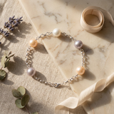 Bracelet argent 925 avec perles de culture multicolores roses, mauves et blanches sur chaîne.