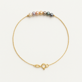 Le bracelet NANÉA de Perlinea est une délicate chaîne 9K ou jaune avec six perles de culture multicolores au centre et un petit fermoir à mousqueton.
