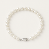 Bracelet en or blanc 9 carats orné de perles blanches rondes avec fermoir mousqueton.