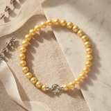 Bracelet en or blanc 9 carats et perles dorées avec fermoir anneau marin argenté.