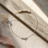 Bracelet or blanc 9 carats avec perles multicolores pastel sur chaîne fine, fermoir ressort.
